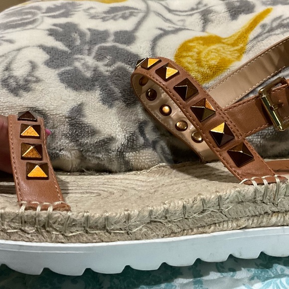 Wild Pair Yelenah Studded Espadrille Wedge Sandals Faux Leather Size 9 - Picture 5 of 7